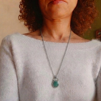 Collier long émeraude et argent 925 porté sur pull gris, longueur 70 cm – collier ethnique artisanal Andréa Chéreau
