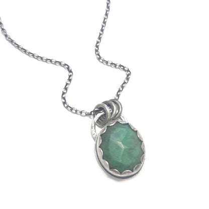 Collier sautoir artisanal émeraude naturelle et argent 925, fond blanc – bijou unique style bohème ethnique Andréa Chéreau