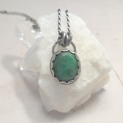Collier ethnique artisanal en argent 925 recyclé avec émeraude naturelle verte, posé sur cristal blanc – pièce unique Andréa Chéreau