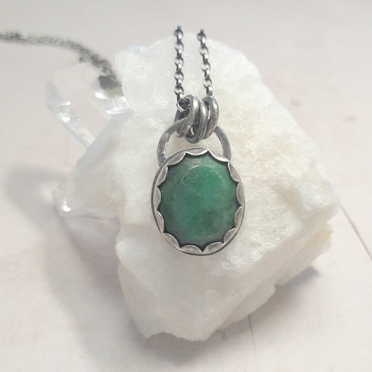 Collier ethnique artisanal en argent 925 recyclé avec émeraude naturelle verte, posé sur cristal blanc – pièce unique Andréa Chéreau