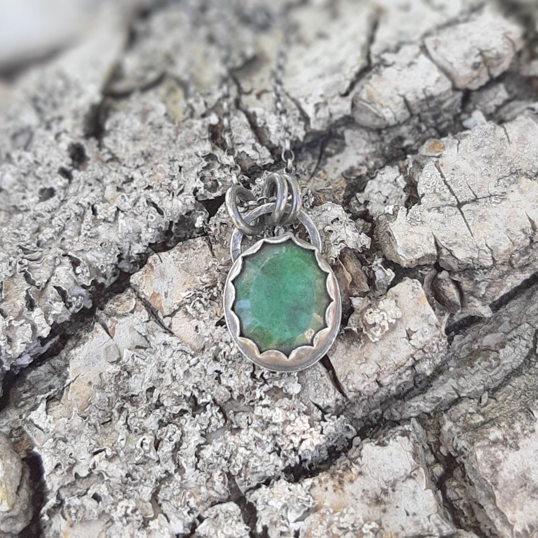 Pendentif émeraude naturelle en argent recyclé patiné, posé sur écorce texturée – bijou ethnique vintage fait main en France