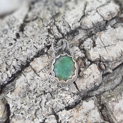 Pendentif émeraude naturelle en argent recyclé patiné, posé sur écorce texturée – bijou ethnique vintage fait main en France