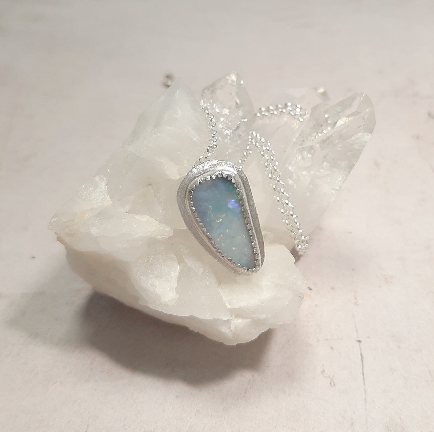 collier pierre opale australienne gros plan