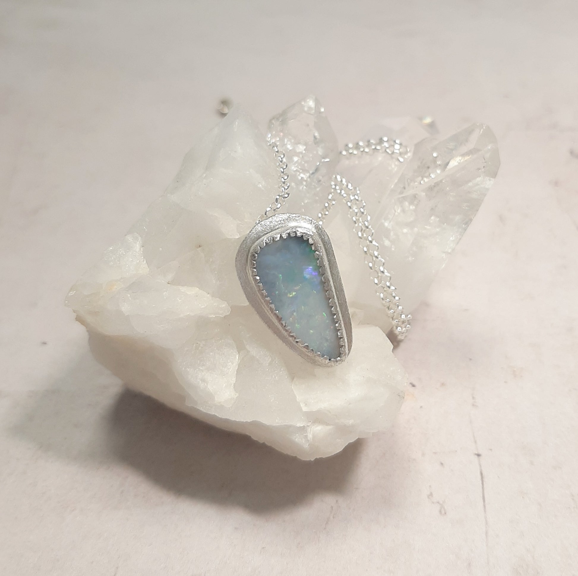 collier pierre opale australienne gros plan