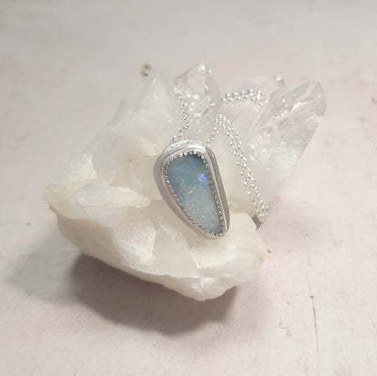 collier pierre opale australienne gros plan