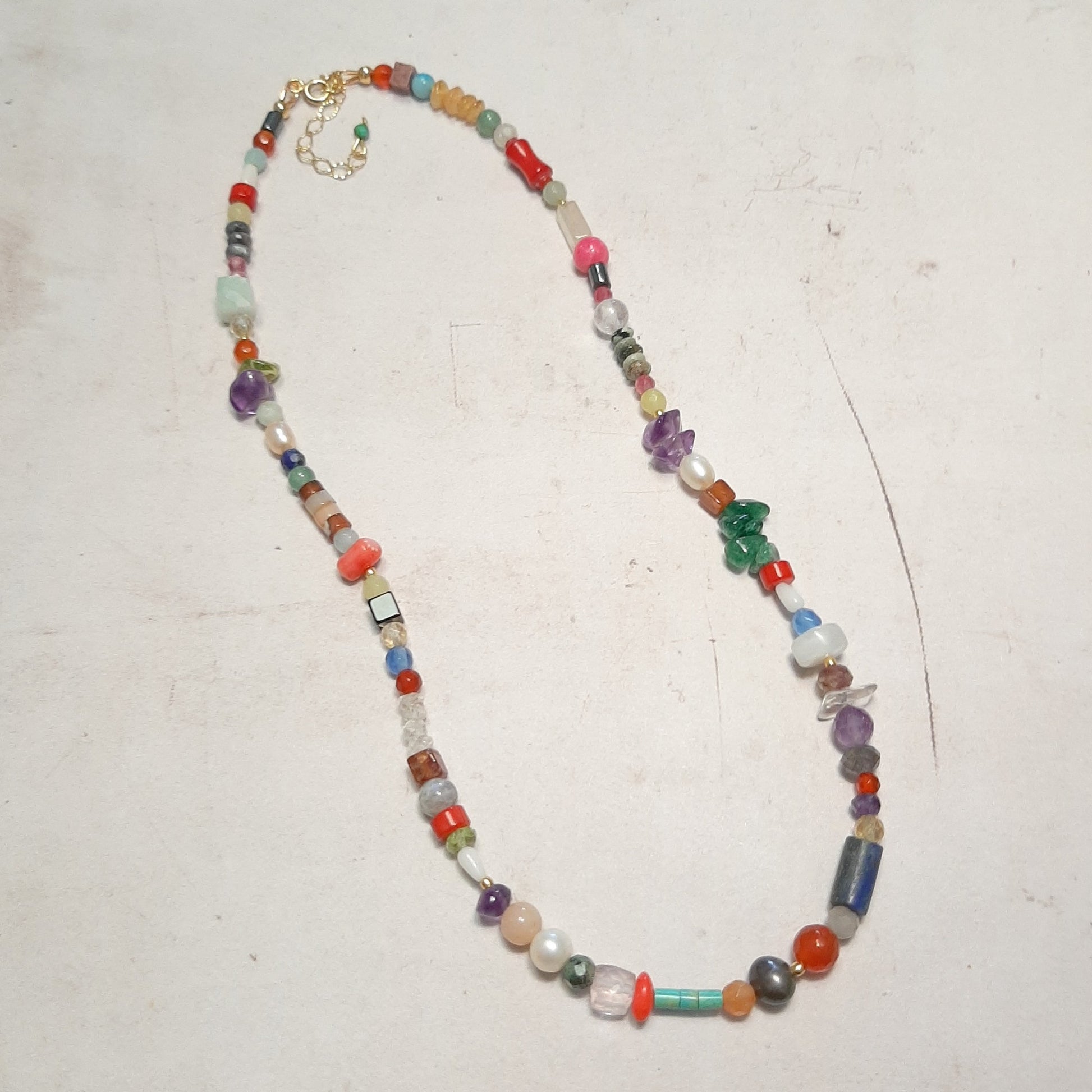 Collier artisanal en pierres naturelles mixtes – pièce unique fabriquée en France