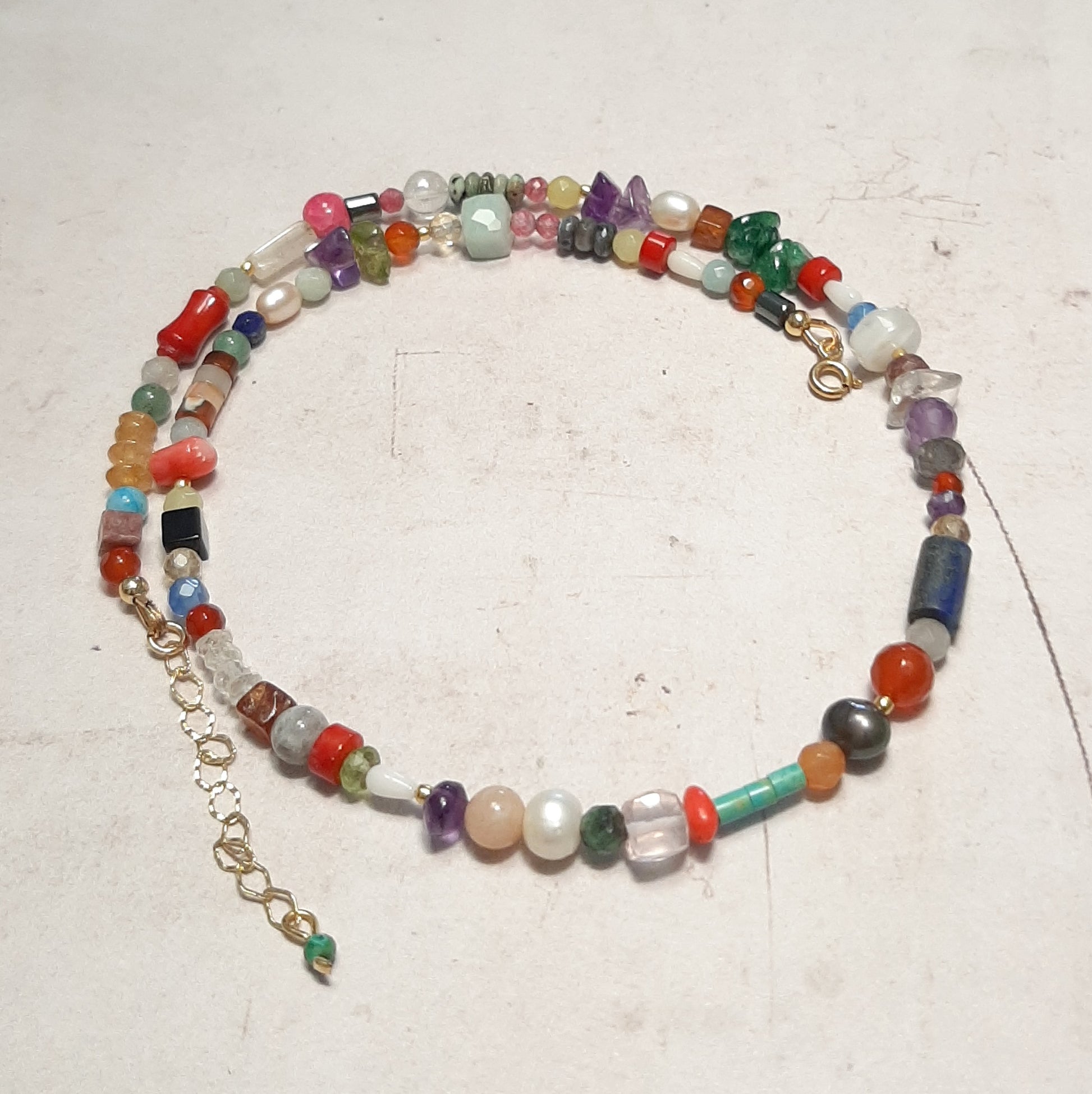 Détail des pierres naturelles multicolores – labradorite, cornaline, lapis et nacre