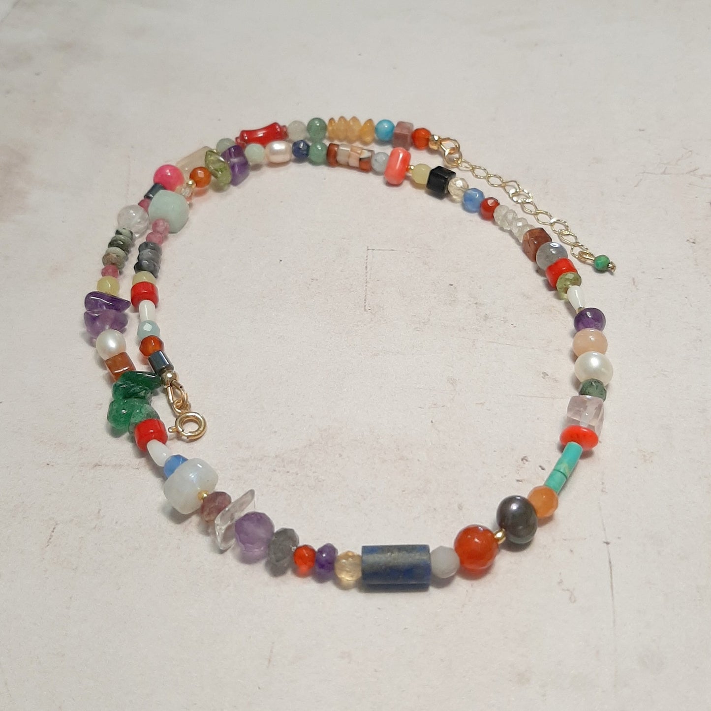 Collier multicolore en pierres naturelles mixtes – agate, améthyste et quartz