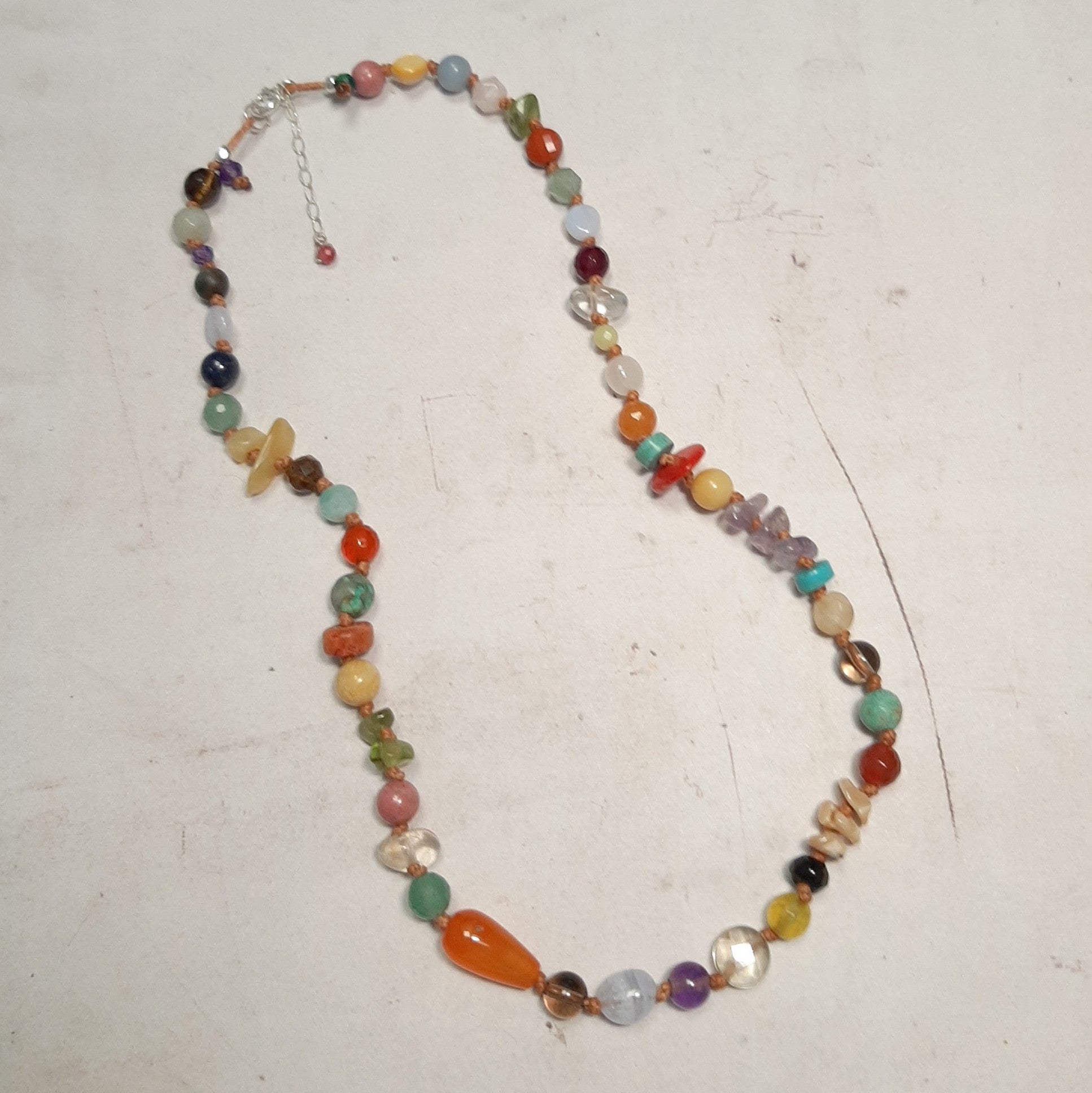 collier artisanal pierres fines multicolores fil noué main