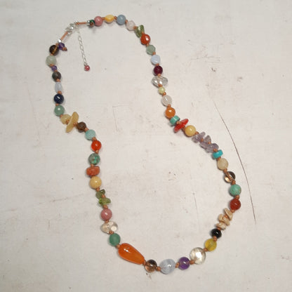 collier artisanal pierres fines multicolores fil noué main