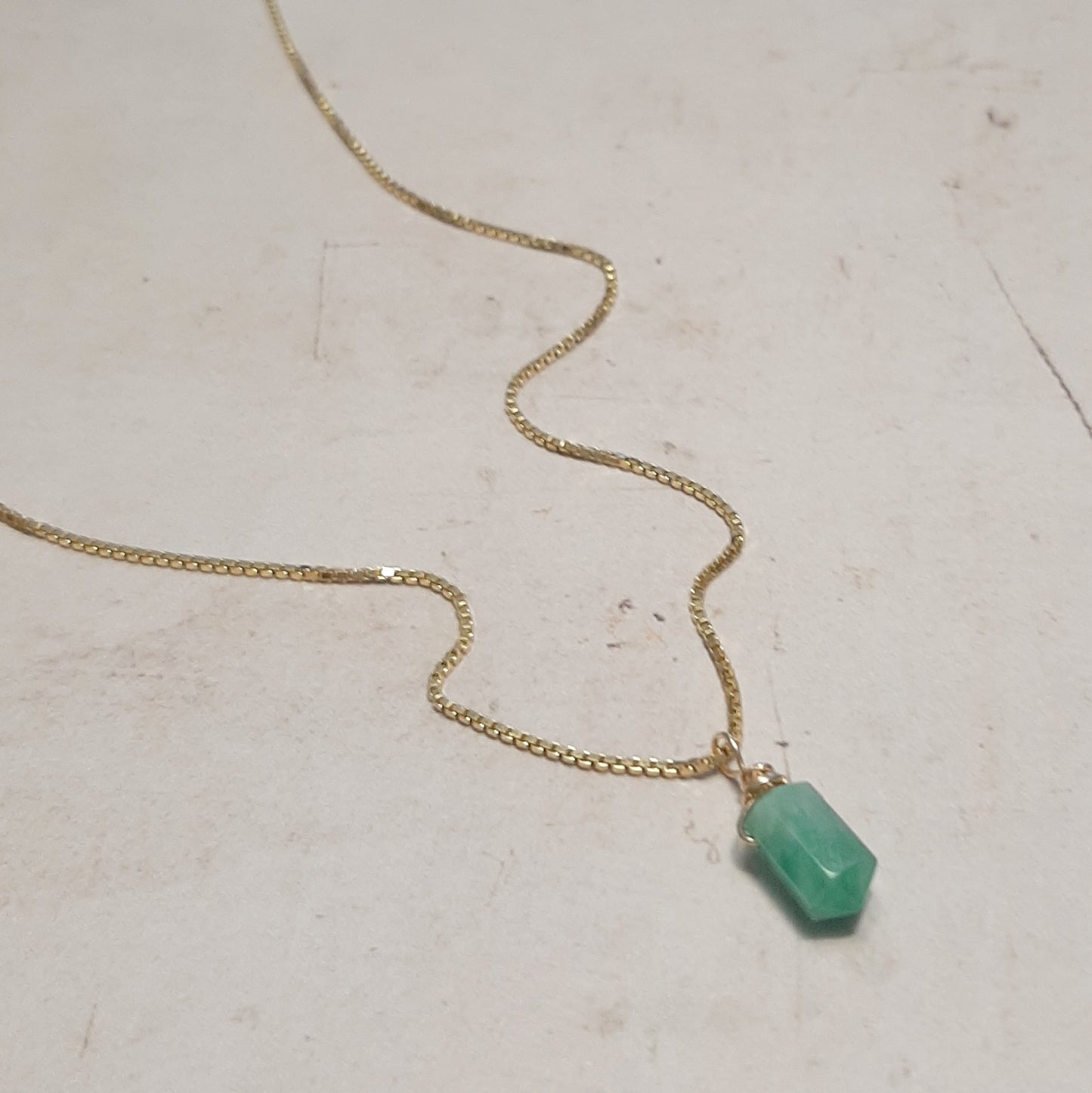 collier doré avec pendentif pendule émeraude naturelle. 