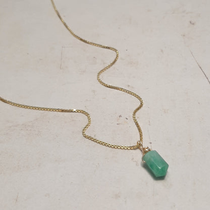 collier doré avec pendentif pendule émeraude naturelle. 
