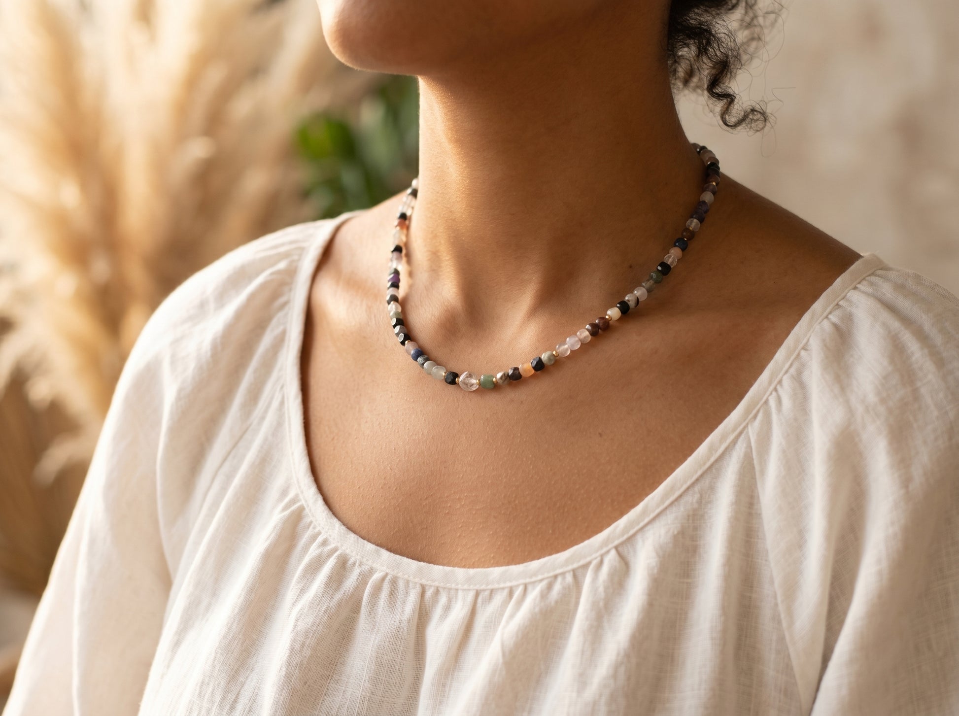 Collier pierres naturelles mixtes porté