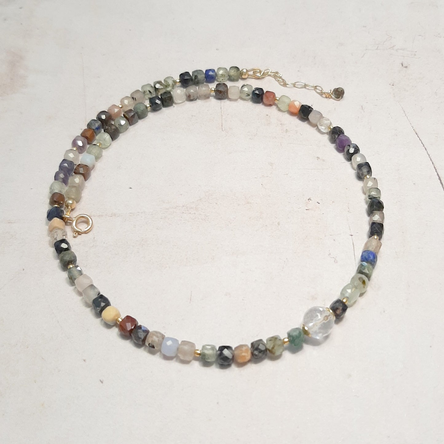 Collier pierres mixtes facettées – vue rapprochée