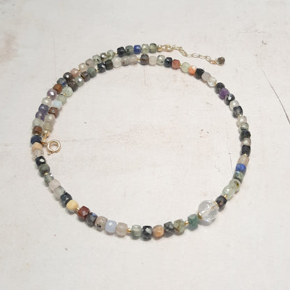 Collier pierres mixtes facettées – vue rapprochée