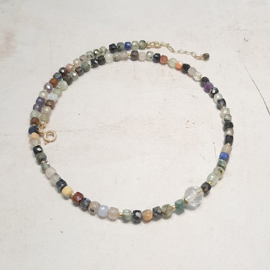 Collier pierres mixtes facettées – vue rapprochée