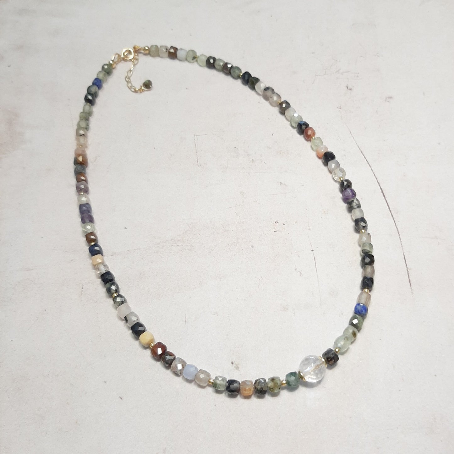 Collier artisanal pierres naturelles – vue d'ensemble