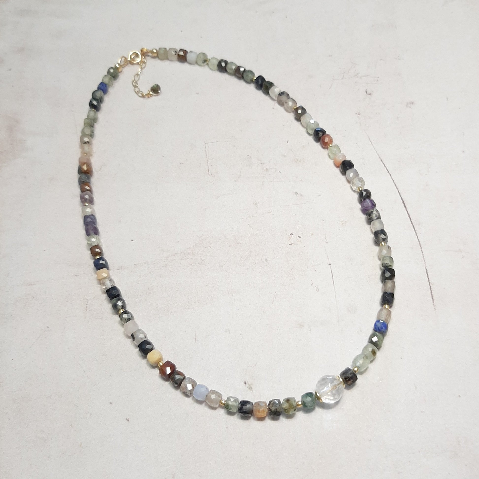 Collier artisanal pierres naturelles – vue d'ensemble