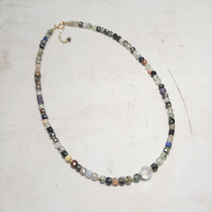 Collier artisanal pierres naturelles – vue d'ensemble