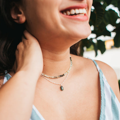 collier pendule en émeraude naturelle monté sur une chaîne en argent massif 925, bijou artisanal fabriqué en France.