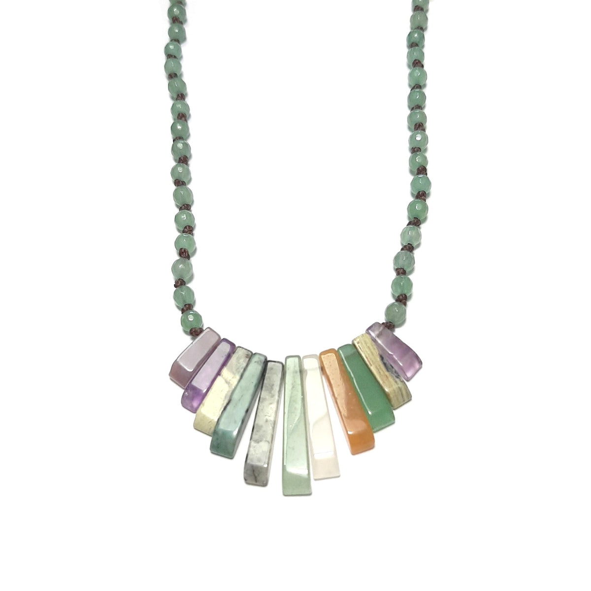 Pierres naturelles en améthyste, jaspe, pierre de lune et agate sur un collier plastron
