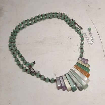 Collier plastron en pierres naturelles fabriqué à la main en France
