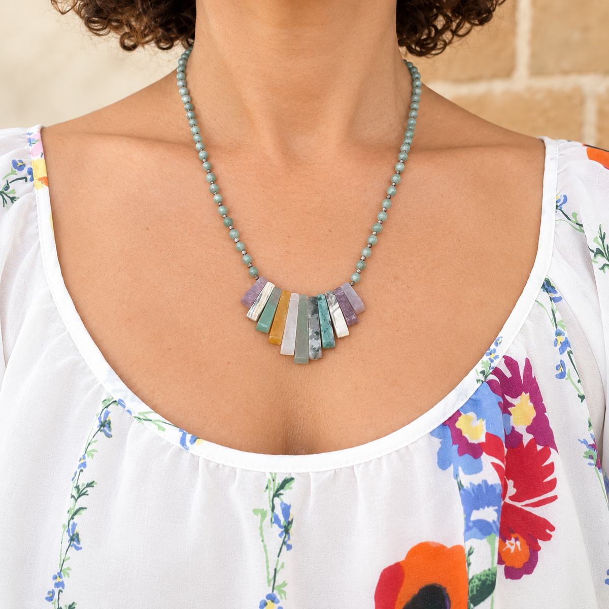 Collier plastron aventurine verte porté autour du cou par une femme