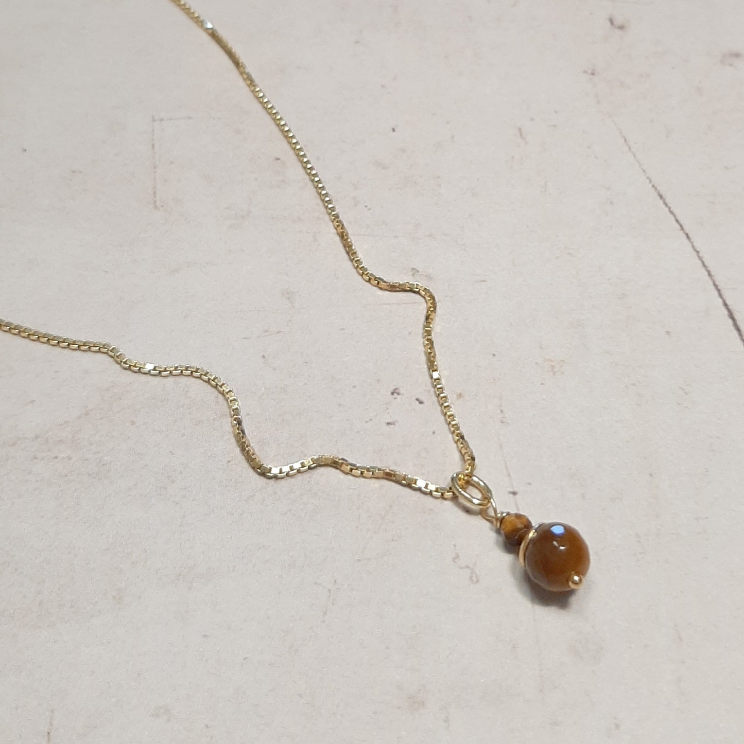 Collier fin en argent doré et oeil de tigre