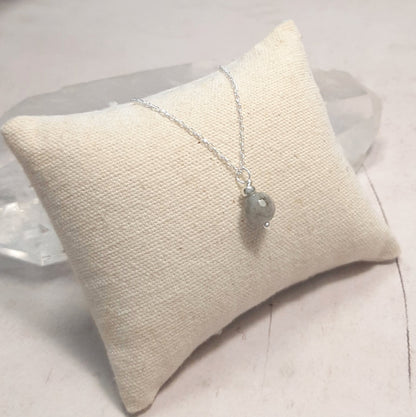 Flat lay collier labradorite argent 925 sur fond neutre