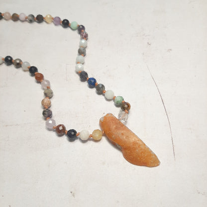 Détail du pendentif géode d'agate du mala 108 perles fait main