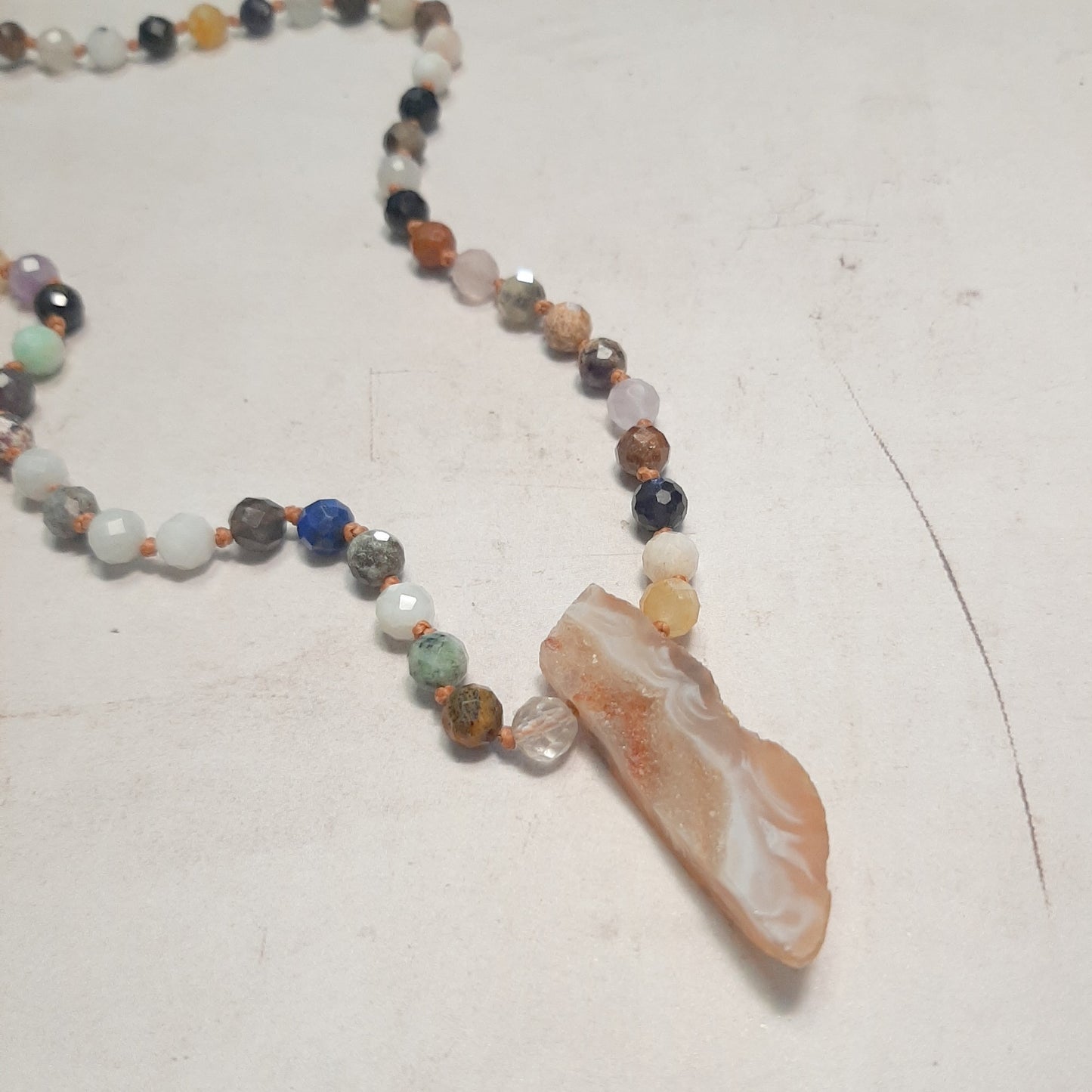 Mala 108 perles en pierres naturelles multicolores avec pendentif géode d'agate.