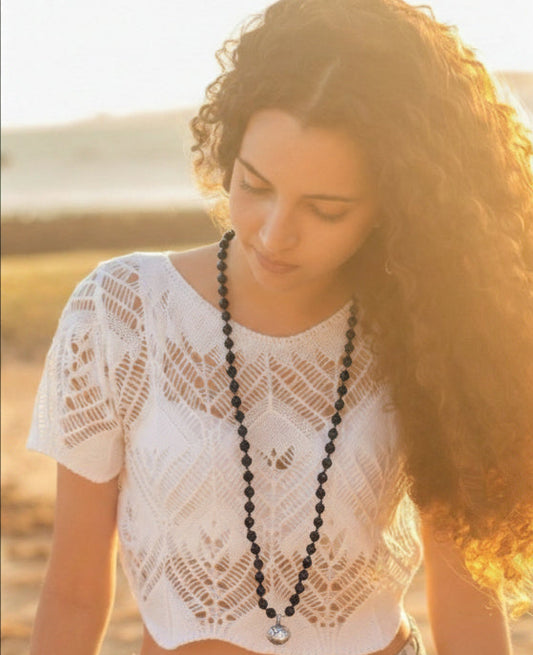 Mala en onyx naturel et argent 925 porté autour du cou en situation zen