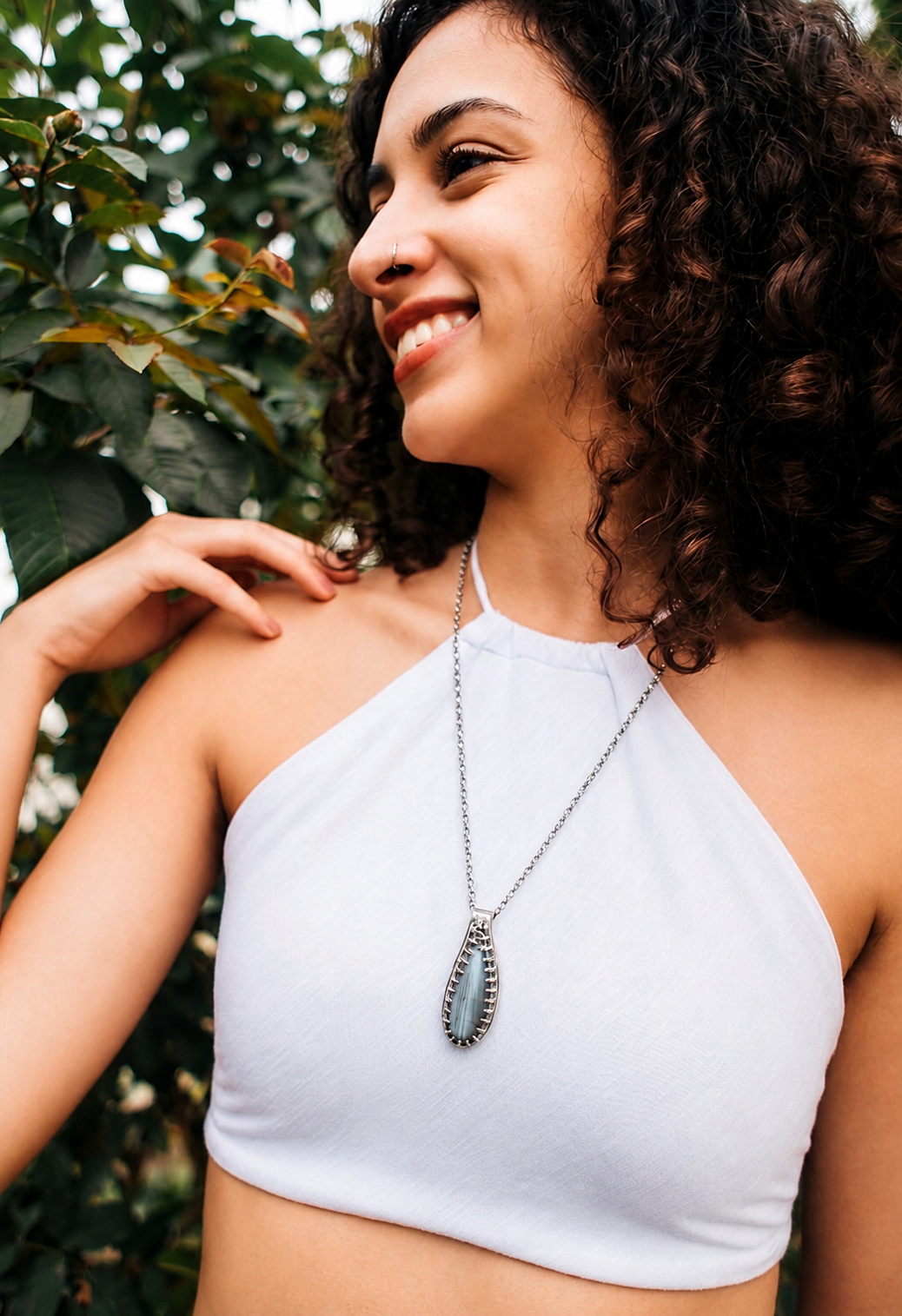 Sautoir labradorite argent 925 porté, collier ethnique fait main Andréa Chéreau