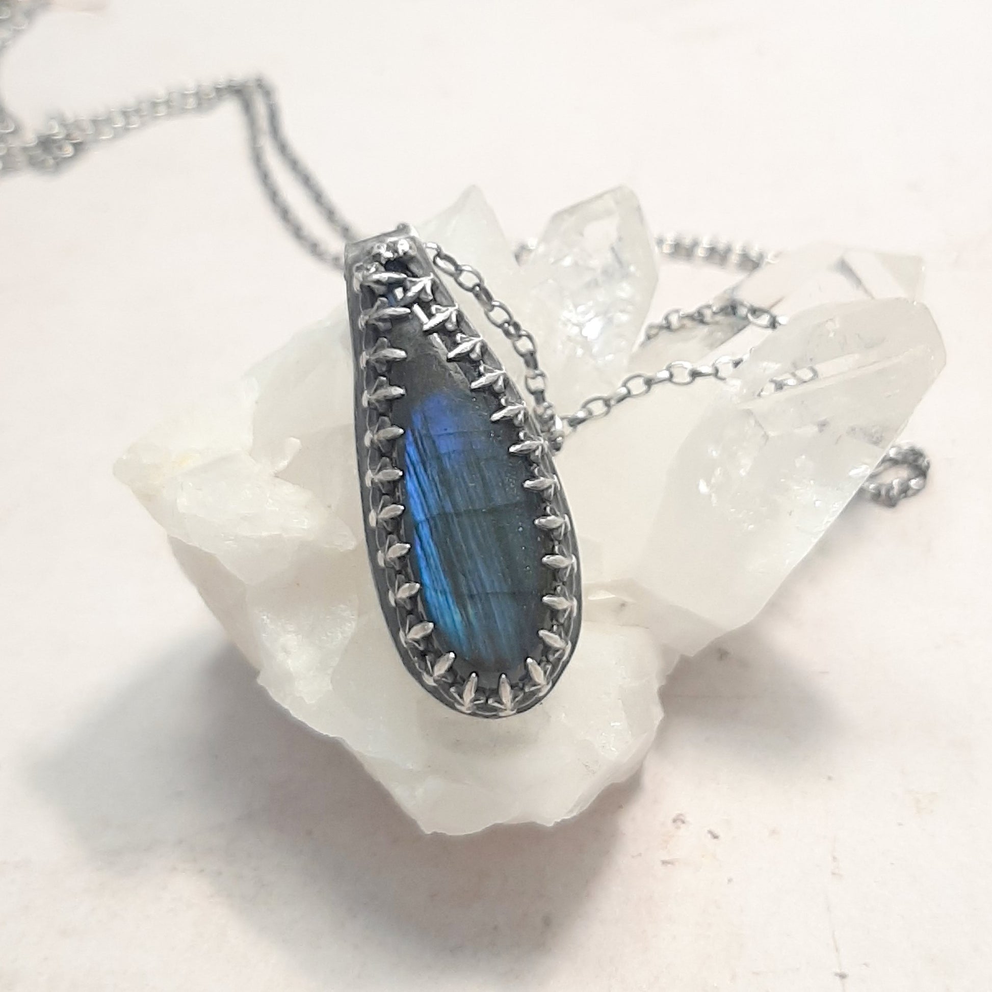 Sautoir labradorite reflets multicolores  argent 925 sur cristal, pièce unique artisanale