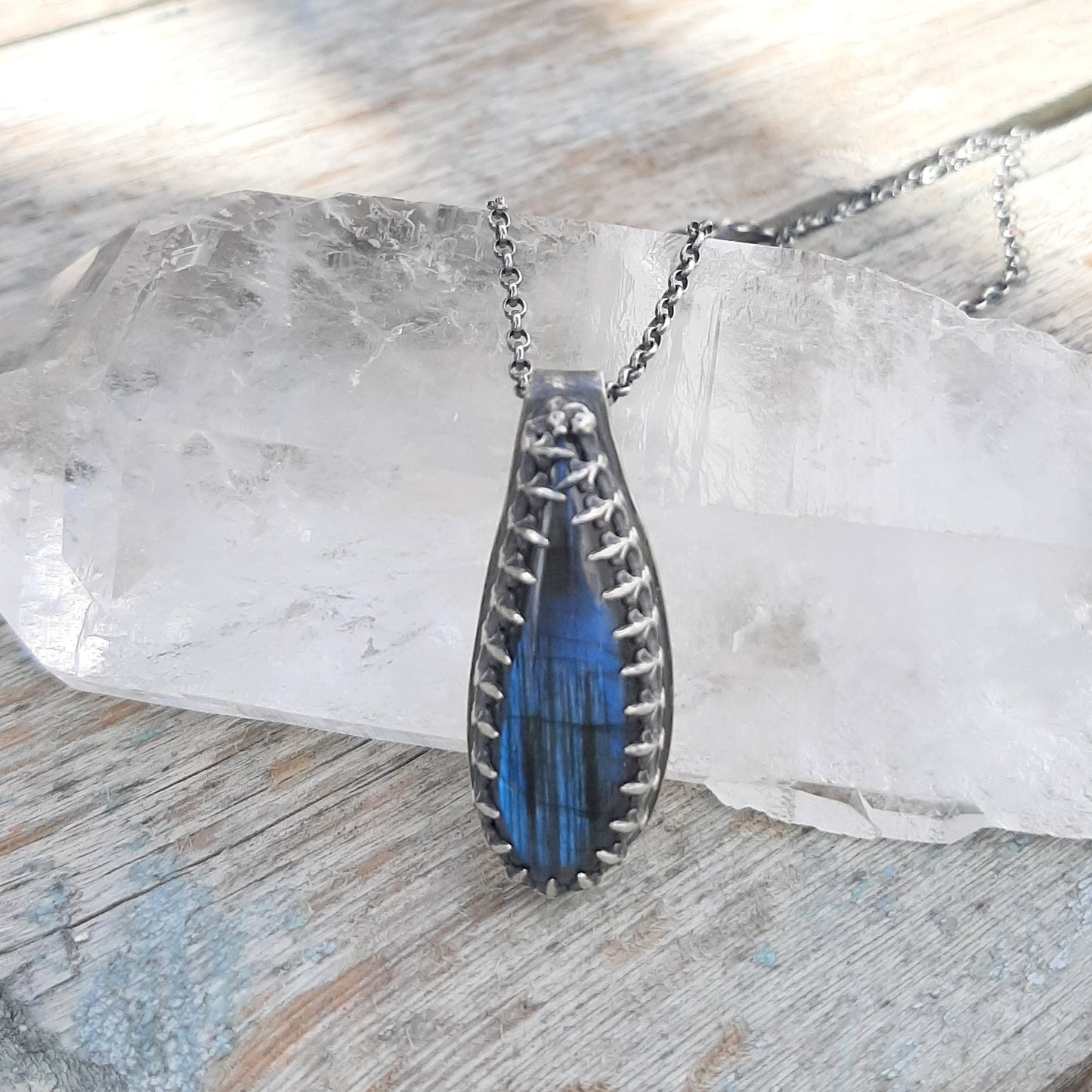 Sautoir ethnique argent 925 labradorite irisé pendentif goutte, bijou artisanal Andréa Chéreau