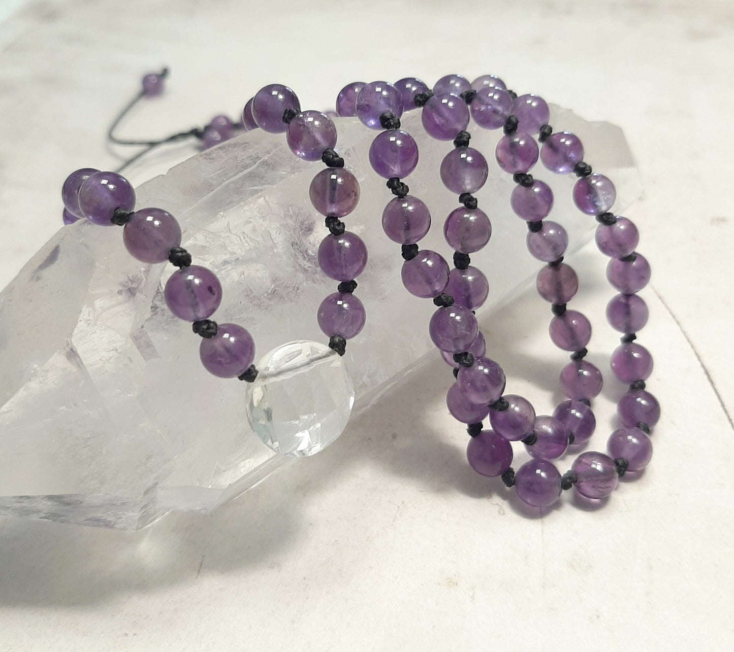 Mala améthyste 108 perles sur cristal de roche brut, pendentif boule facettée transparente, fait main en France