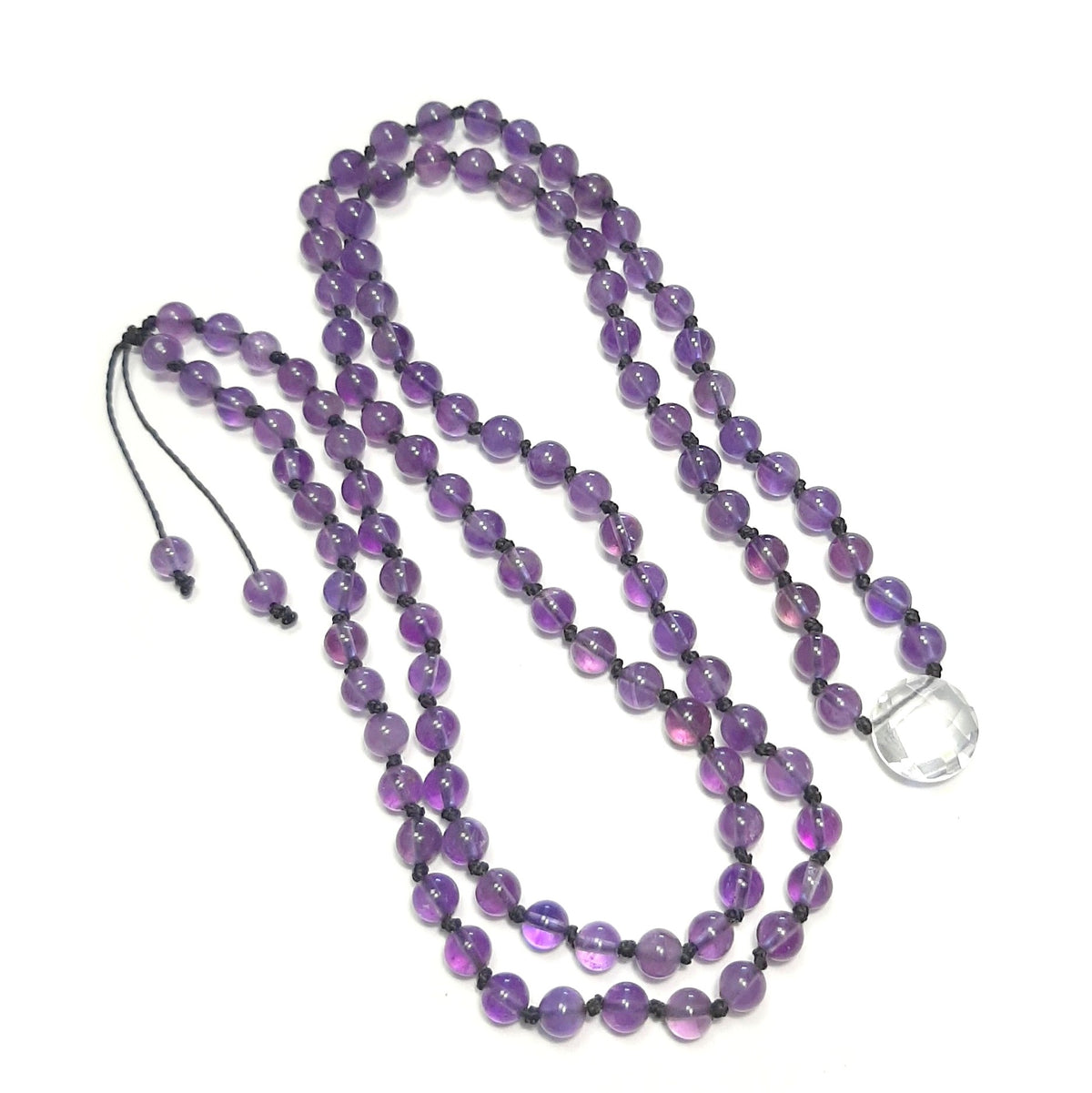 Mala 108 perles améthyste violet, nœud coulissant ajustable et pendentif cristal de roche, fond blanc