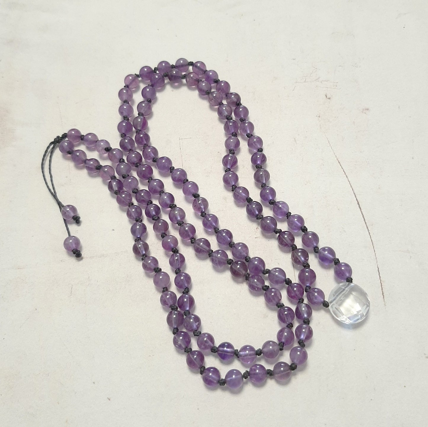 Sautoir mala 108 perles améthyste violet et cristal de roche, fil ciré noué traditionnel, fait main France