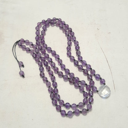 Sautoir mala 108 perles améthyste violet et cristal de roche, fil ciré noué traditionnel, fait main France