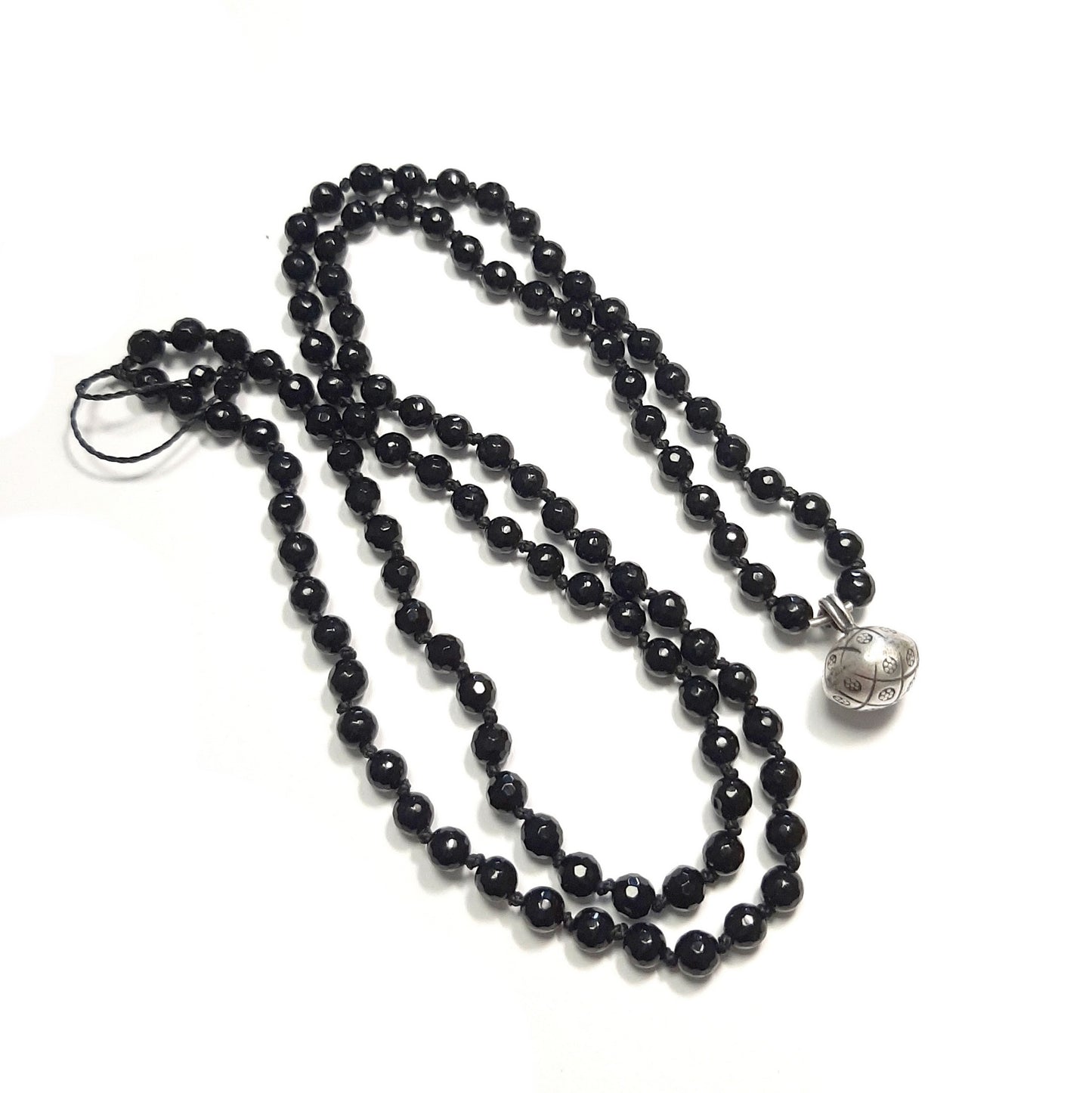 Détail des perles en onyx noir et pendentif spirituel en argent massif