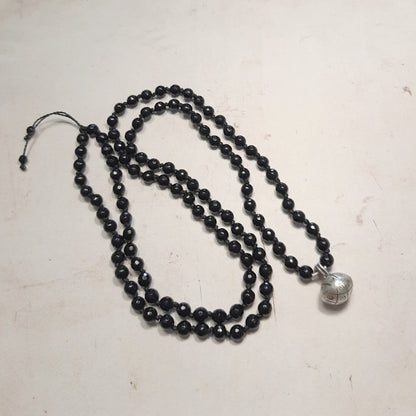Gros plan sur l’appeleur d’anges argent et perles onyx du mala spirituel