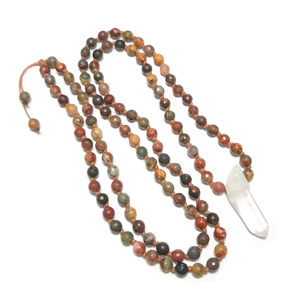 Mala 108 perles en jaspe Picasso avec pendentif en cristal de roche, présenté à plat sur fond blanc