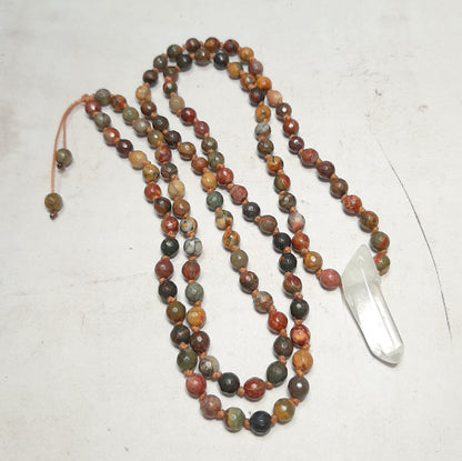 Mala 108 perles multicolores en jaspe Picasso avec pendentif en cristal de roche, vue à plat 