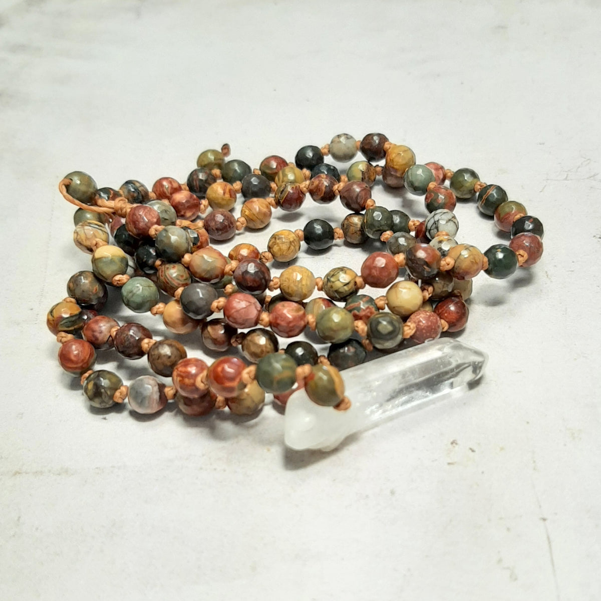 Mala 108 perles en jaspe Picasso enroulé en spirale avec pendentif en cristal de roche, tons rouge, vert, brun et beige
