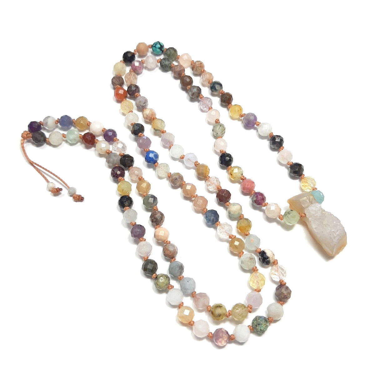 Détail des perles multicolores en cristal de roche, aventurine, lapis-lazuli et améthyste