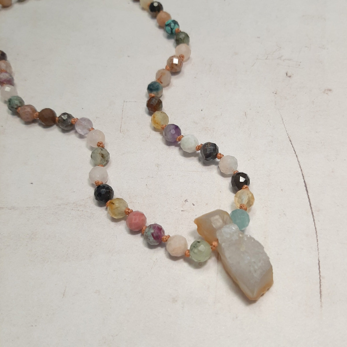 Mala de 108 perles en pierres naturelles multicolores avec pendentif en géode d’agate