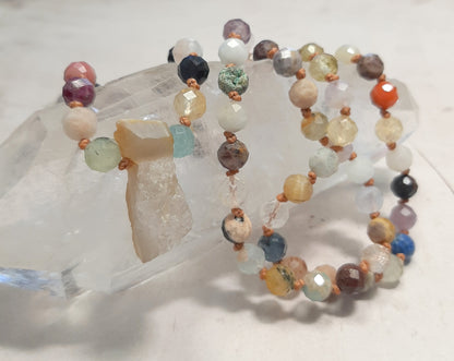 Sautoir mala fait main composé de 108 perles en pierres naturelles et d’une géode d’agate
