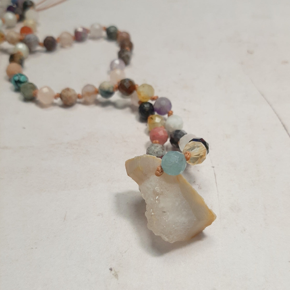 Pendentif en tranche de géode d’agate aux nuances naturelles et à l’intérieur cristallisé