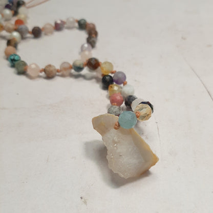 Pendentif en tranche de géode d’agate aux nuances naturelles et à l’intérieur cristallisé