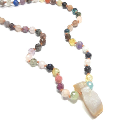 Mala 108 perles en pierres naturelles porté comme un long collier avec pendentif géode